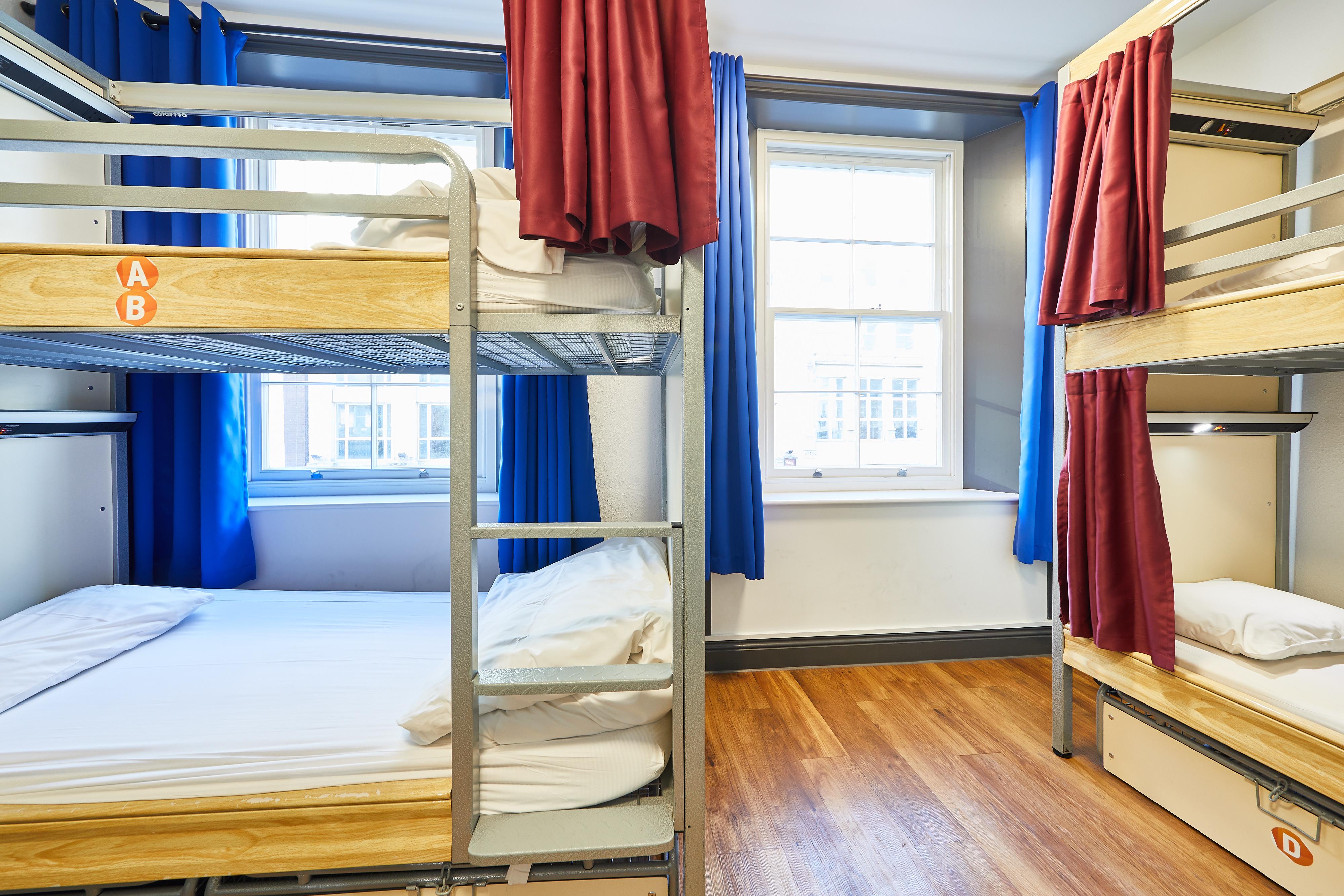 St Christopher's Bridge - The Village Hostel Londra