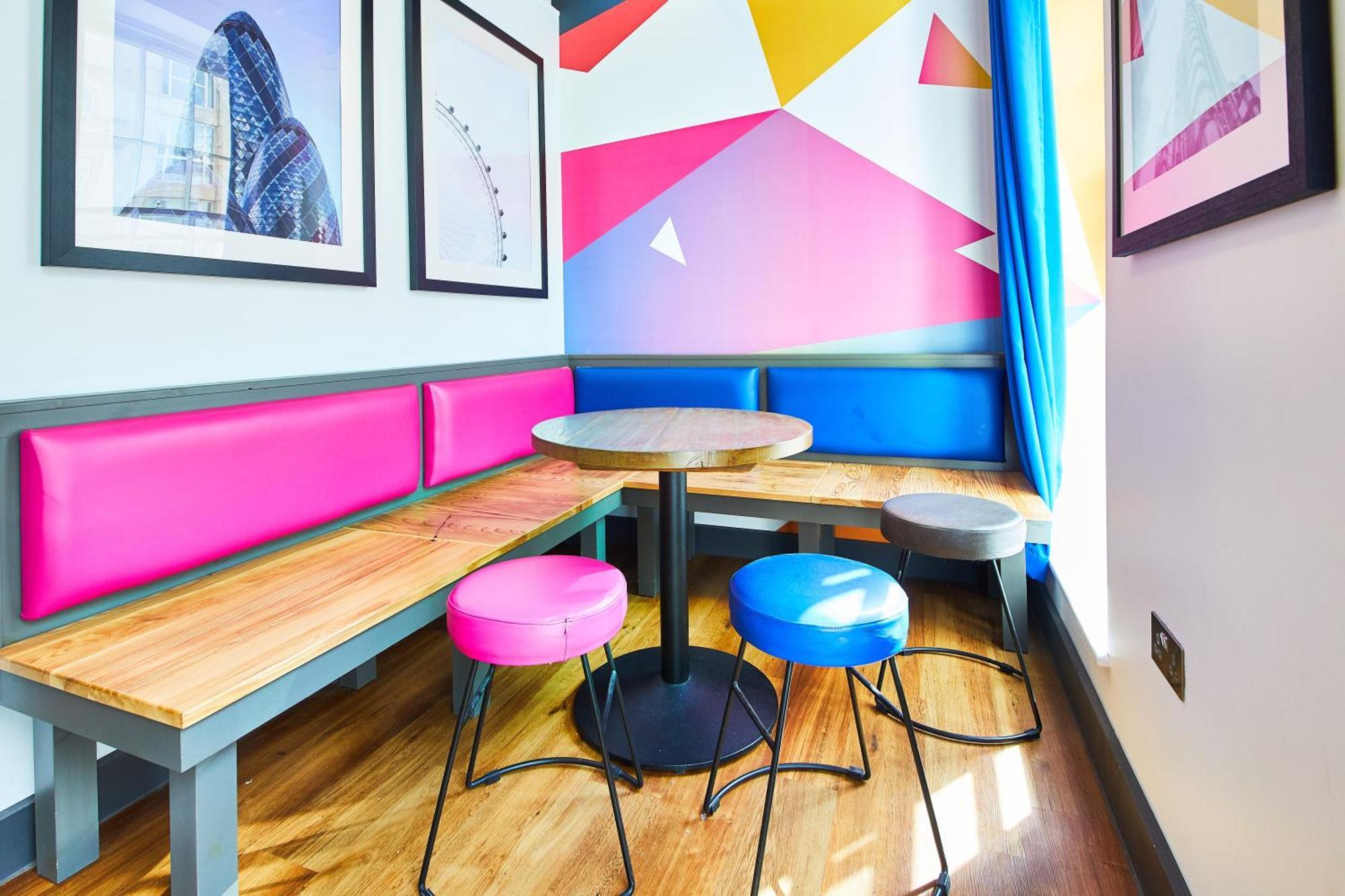 St Christopher's Bridge - The Village Hostel Londra